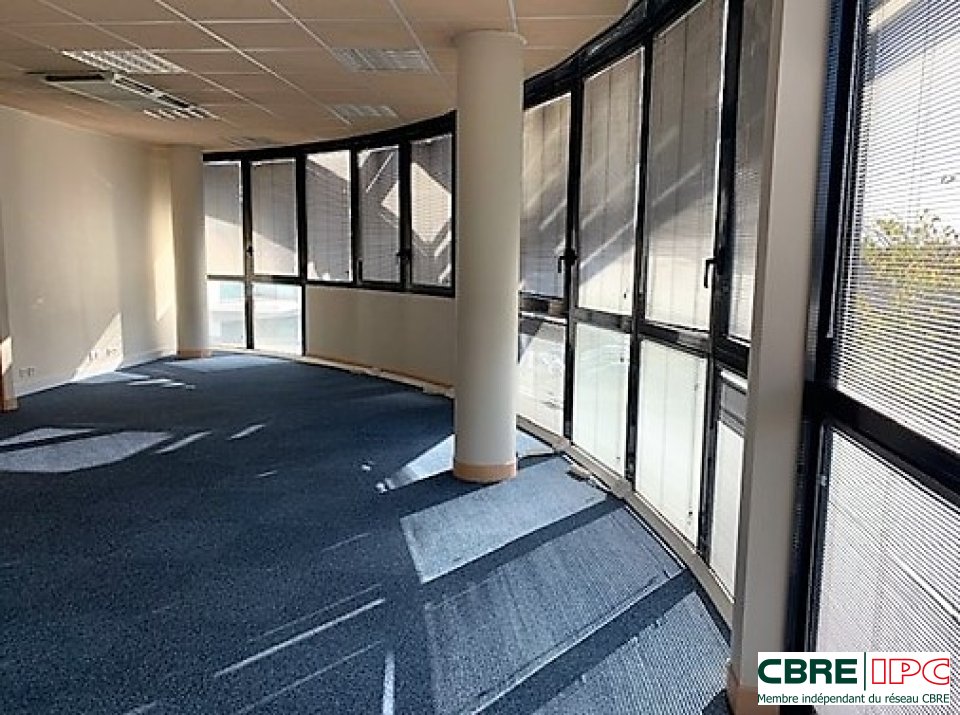 CBRE IPC LOCATION-BUREAUX-PAU-64