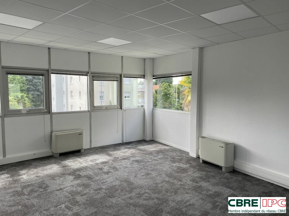 CBRE IPC LOCATION-BUREAUX-PAU-64