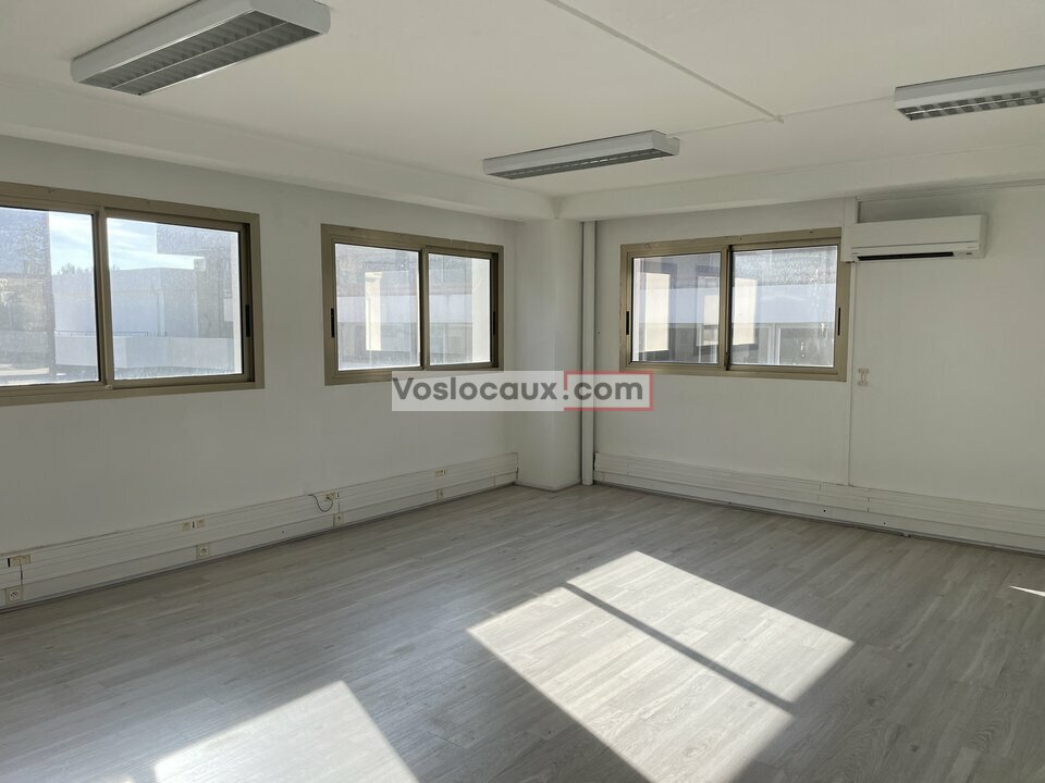 VOSLOCAUX.COM LOCATION-BUREAUX-SAINT_LAURENT_DU_VAR-06