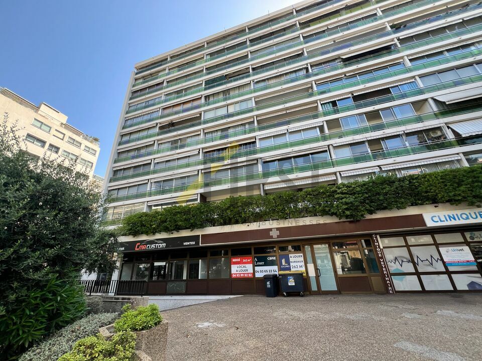 AT FIRST LOCATION-BUREAUX-CANNES-06