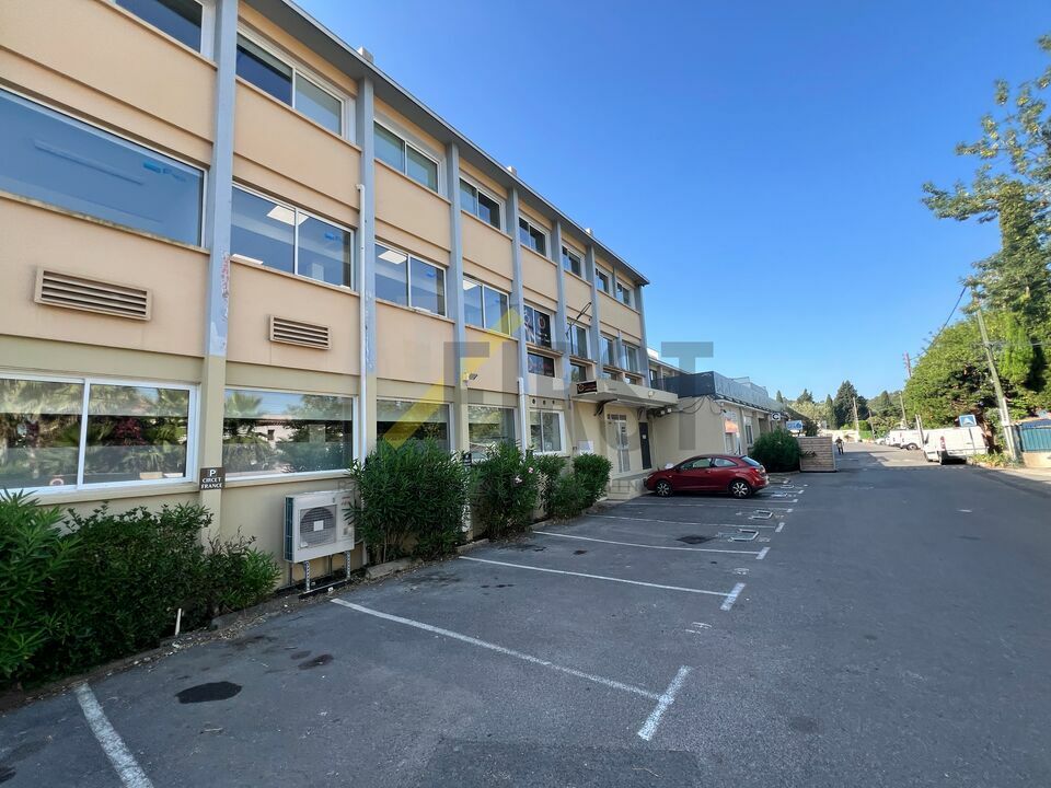 AT FIRST LOCATION-BUREAUX-BIOT-06